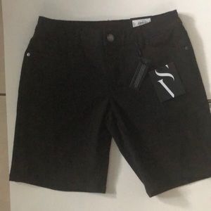 Vera Wang Black Bermuda shorts